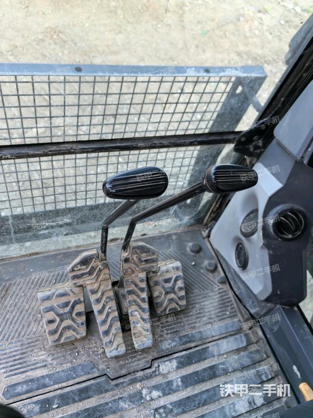 行走控制手柄和踏板?俯拍（駕駛室部分）