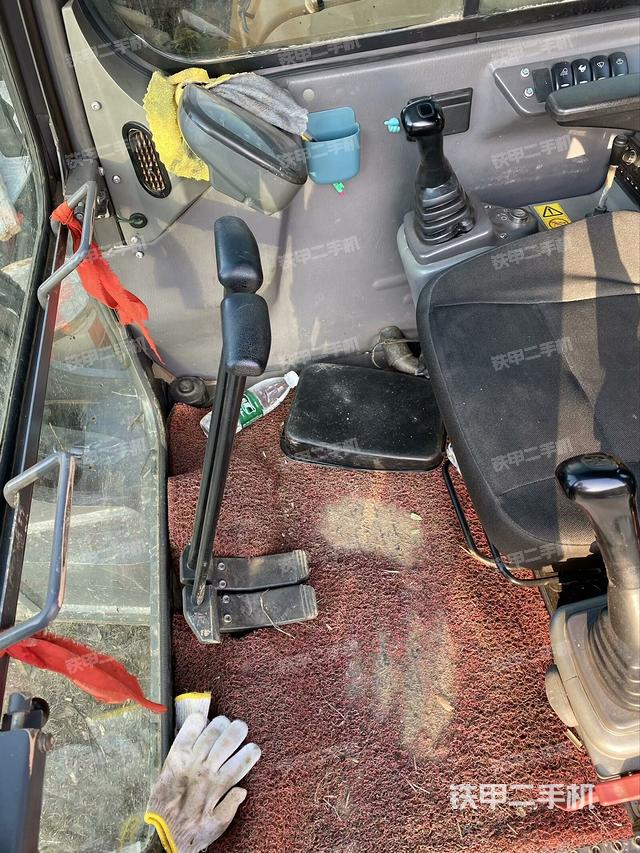 行走控制手柄和踏板?俯拍(駕駛室部分) 行走控制手柄和踏板?俯拍(駕駛室部分)