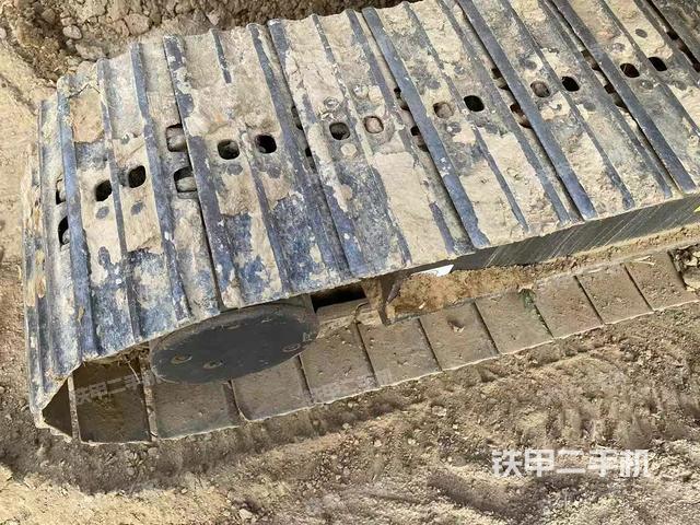 單側(cè)履帶整體(整機(jī)外觀) 單側(cè)履帶整體(整機(jī)外觀)