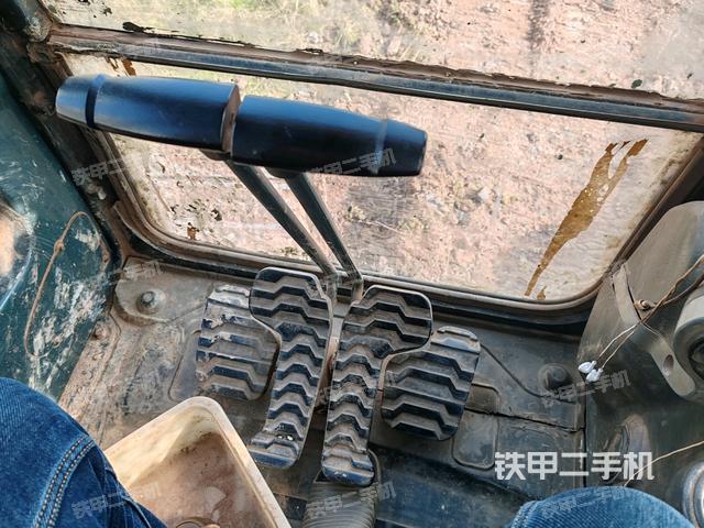 行走控制手柄和踏板?俯拍（駕駛室部分）