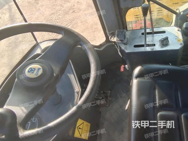 駕駛室側(cè)向上照全景（壓路機(jī)駕駛室）