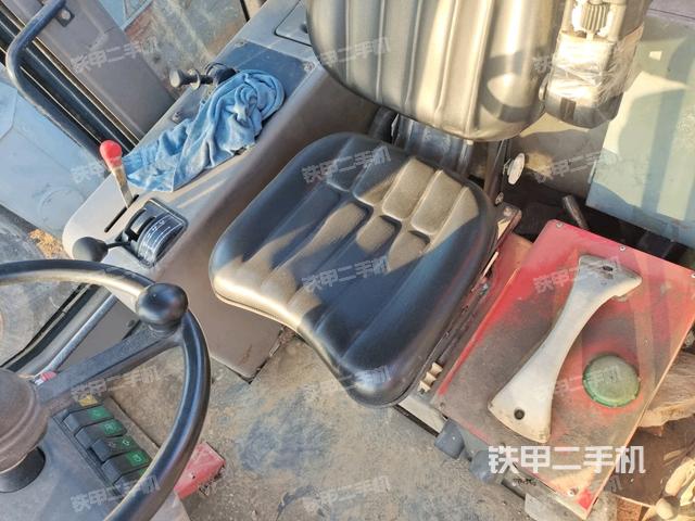 駕駛室頂蓬內(nèi)（壓路機(jī)駕駛室）