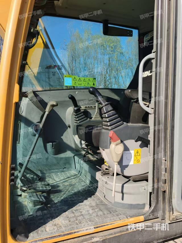 駕駛室整體（整機外觀）