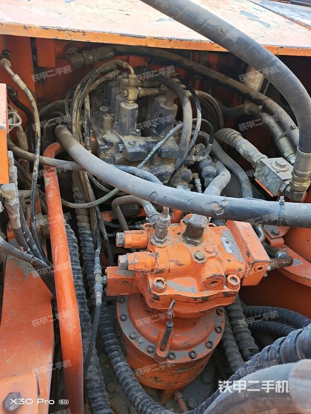 回轉馬達和主控閥(整機外觀) 回轉馬達和主控閥(整機外觀)