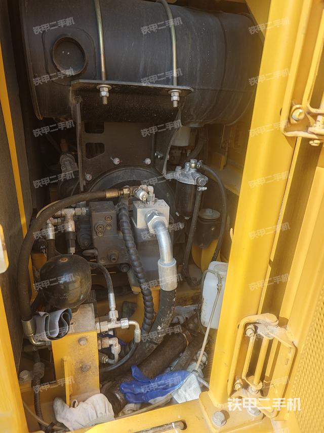 液壓泵艙室正面整體(整機(jī)外觀) 液壓泵艙室正面整體(整機(jī)外觀)