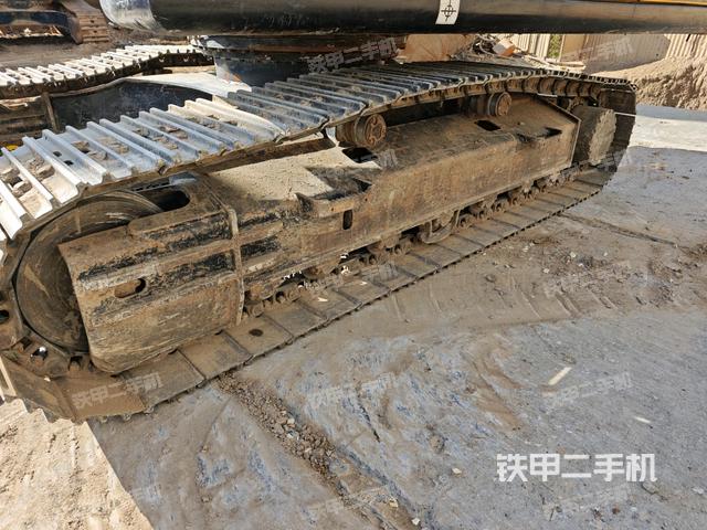 單側(cè)履帶整體(整機外觀) 單側(cè)履帶整體(整機外觀)