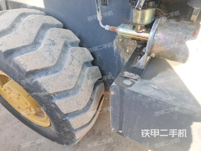 后輪右側(cè)全景（壓路機(jī)前后車(chē)架）