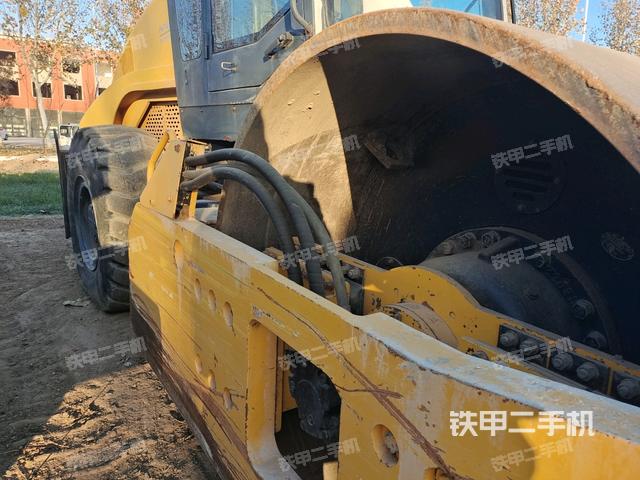 前車架正右側(cè)（壓路機(jī)前后車架）