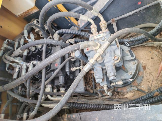 回轉(zhuǎn)馬達(dá)和主控閥（整機(jī)外觀）