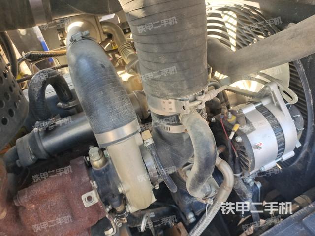 發(fā)動(dòng)機(jī)右側(cè)全景（壓路機(jī)發(fā)動(dòng)機(jī)艙）