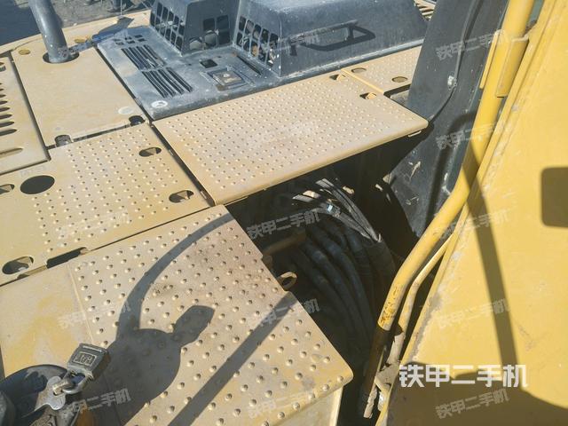 大臂背部俯視(工作和回轉(zhuǎn)裝置) 大臂背部俯視(工作和回轉(zhuǎn)裝置)