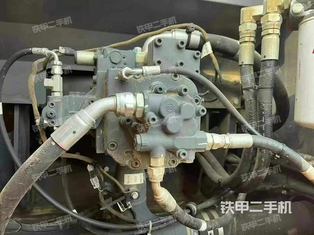 液壓泵艙室正面整體(整機(jī)外觀) 液壓泵艙室正面整體(整機(jī)外觀)