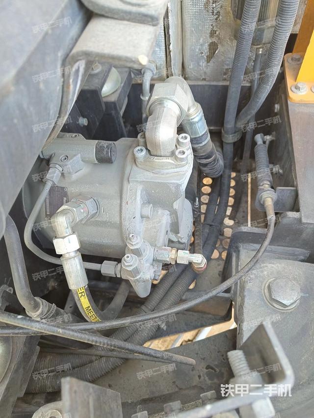 液壓泵艙室正面整體(整機(jī)外觀) 液壓泵艙室正面整體(整機(jī)外觀)