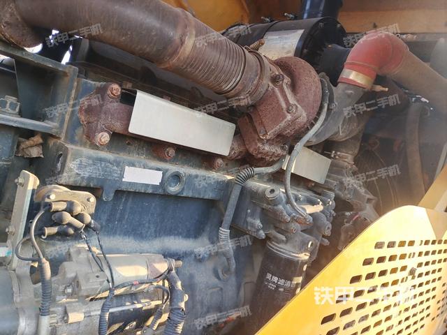 發(fā)動(dòng)機(jī)上部全景（壓路機(jī)發(fā)動(dòng)機(jī)艙）