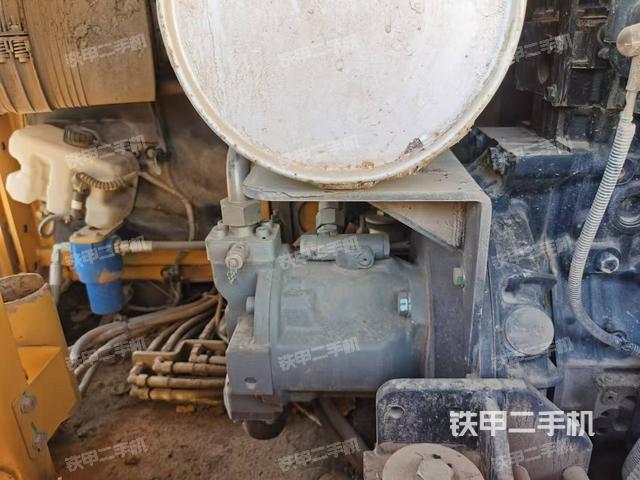 液壓泵艙室正面整體（整機外觀）