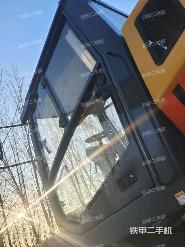 左側(cè)正面照（壓路機(jī)駕駛室）