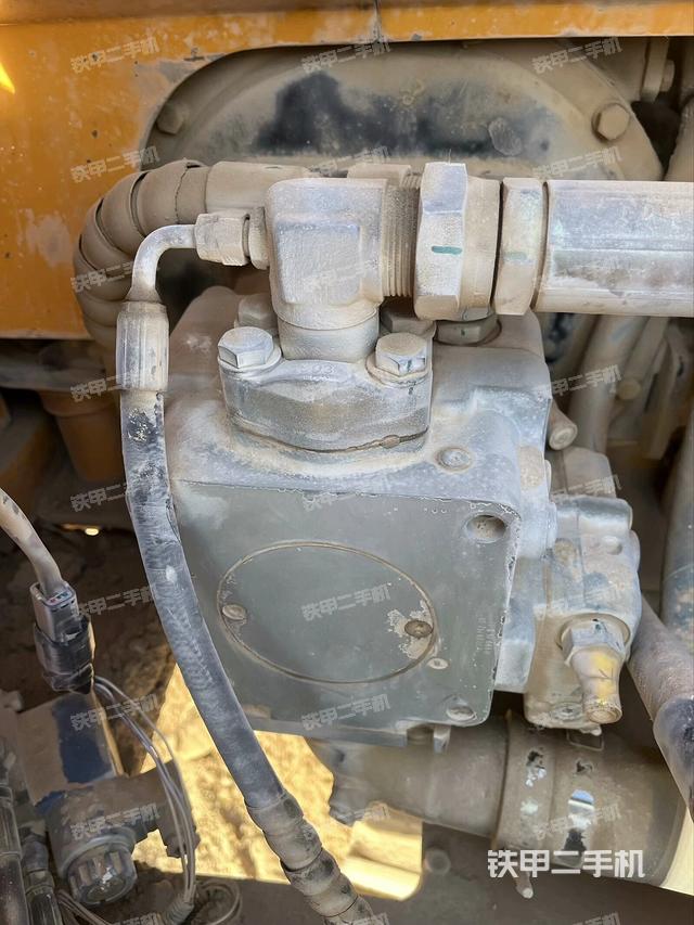 液壓泵艙室正面整體(整機外觀) 液壓泵艙室正面整體(整機外觀)