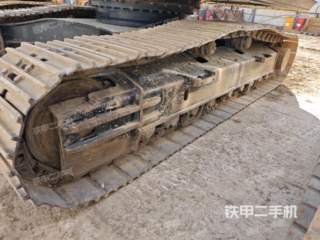 單側(cè)履帶整體(整機外觀) 單側(cè)履帶整體(整機外觀)