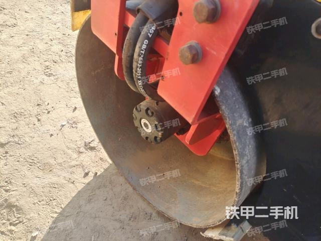 后輪左側(cè)全景(壓路機(jī)前后車架) 后輪左側(cè)全景(壓路機(jī)前后車架)