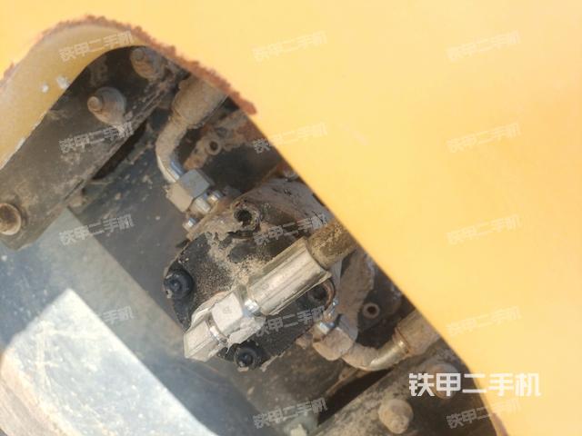 前車(chē)架正右側(cè)（壓路機(jī)前后車(chē)架）