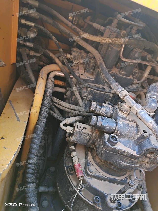 回轉馬達和主控閥(整機外觀) 回轉馬達和主控閥(整機外觀)