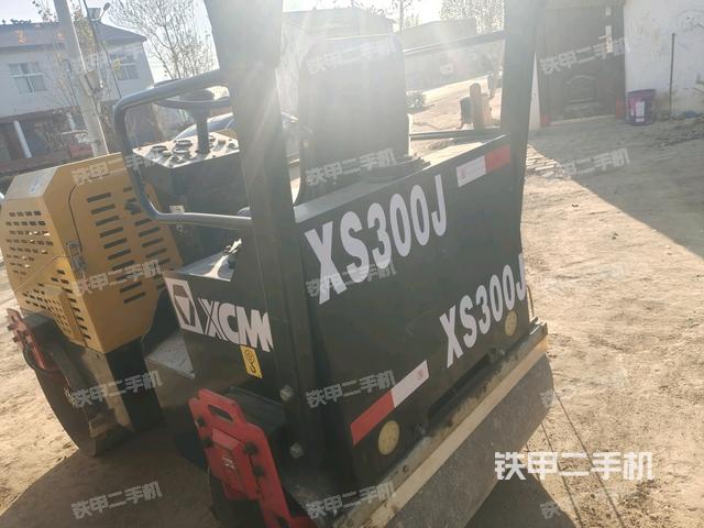 左后45°(壓路機(jī)整機(jī)外觀) 左后45°(壓路機(jī)整機(jī)外觀)