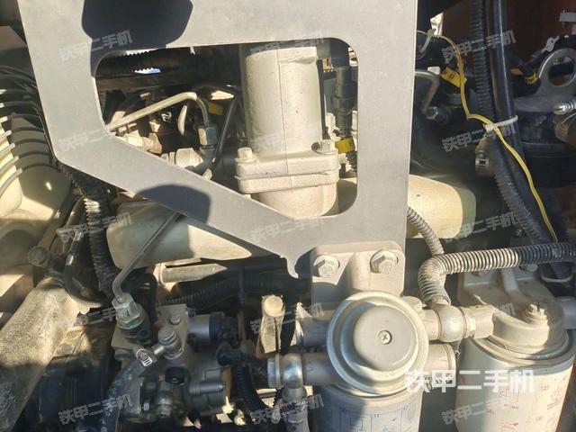 發(fā)動(dòng)機(jī)上部全景（壓路機(jī)發(fā)動(dòng)機(jī)艙）