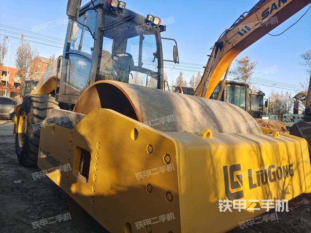 右前45°（壓路機(jī)整機(jī)外觀）