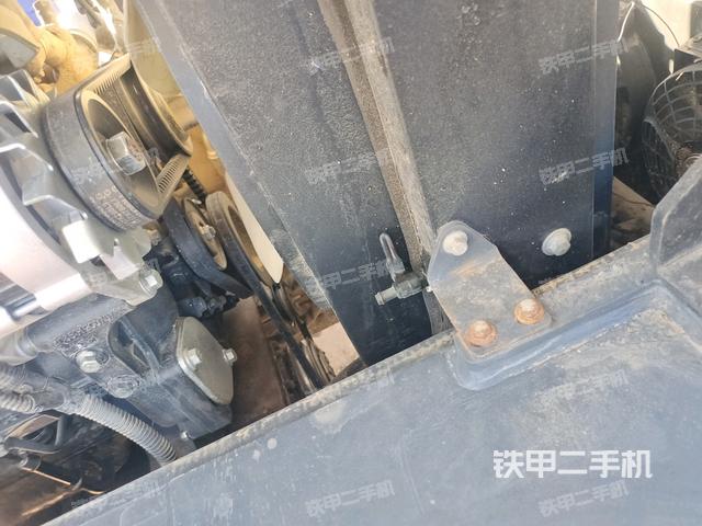 散熱器全景（壓路機(jī)發(fā)動(dòng)機(jī)艙）