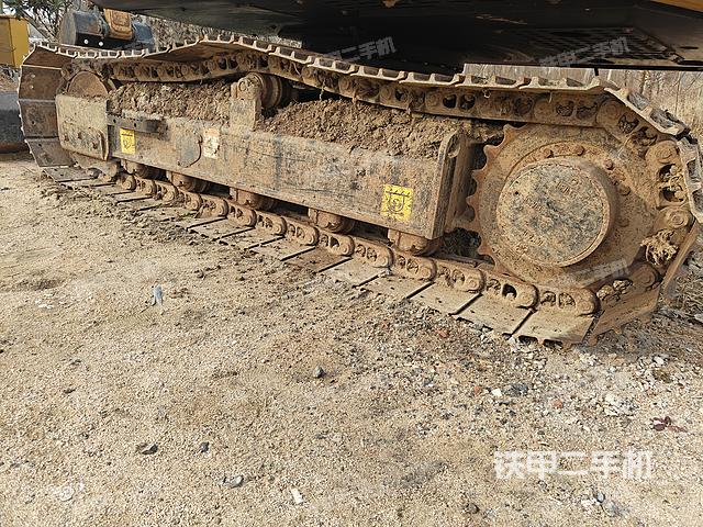 單側(cè)履帶整體(整機(jī)外觀) 單側(cè)履帶整體(整機(jī)外觀)