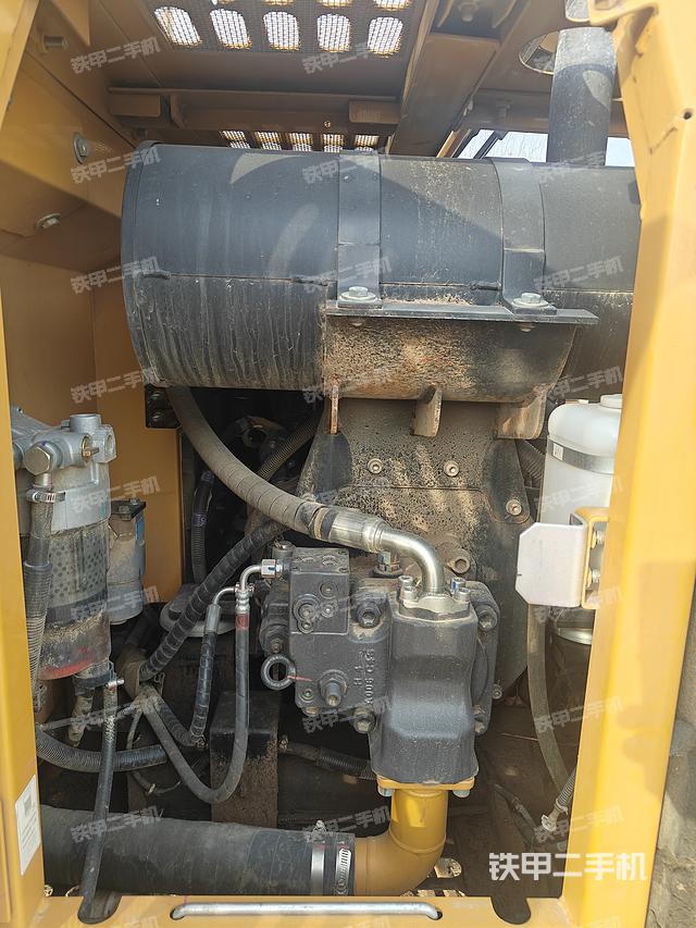 液壓泵艙室正面整體(整機(jī)外觀) 液壓泵艙室正面整體(整機(jī)外觀)
