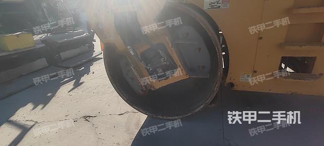 后輪右側(cè)全景（壓路機前后車架）