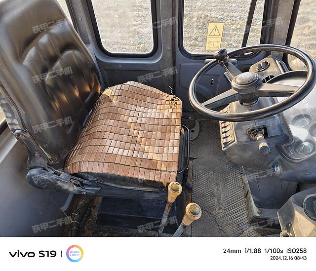 駕駛室工作臺(tái)(整機(jī)外觀及大件) 駕駛室工作臺(tái)(整機(jī)外觀及大件)