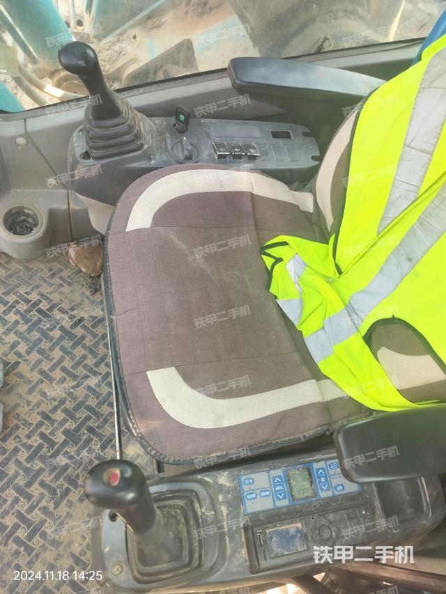 駕駛室整體(整機(jī)外觀) 駕駛室整體(整機(jī)外觀)