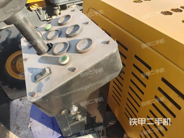 前輪左側(cè)減震塊連接及部件(壓路機(jī)前后車架) 前輪左側(cè)減震塊連接及部件(壓路機(jī)前后車架)