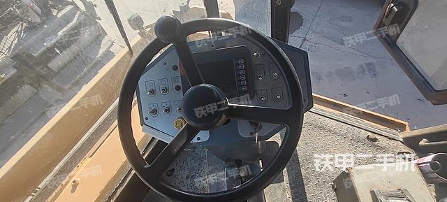 操作臺全景（壓路機駕駛室）