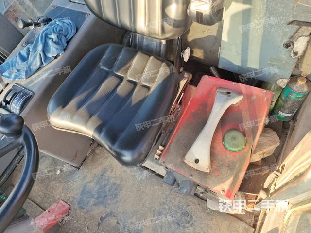 駕駛室內(nèi)座椅、儀表操作手柄全景（壓路機(jī)駕駛室）