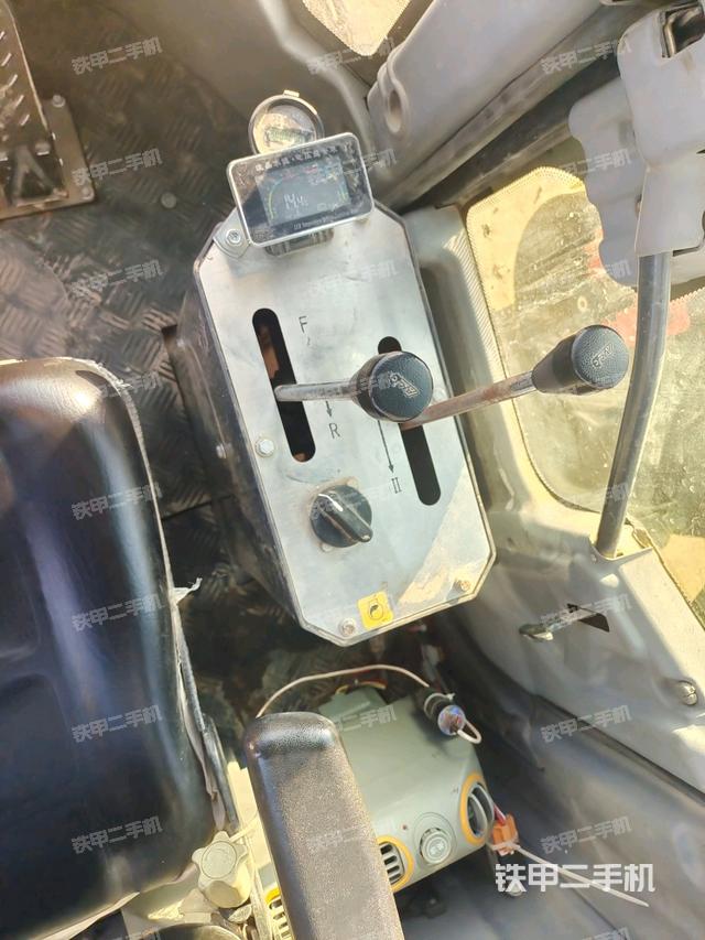 駕駛室頂蓬內(nèi)（壓路機(jī)駕駛室）