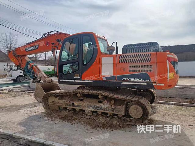 駕駛室整體(整機(jī)外觀) 駕駛室整體(整機(jī)外觀)