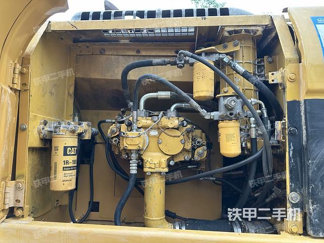 液壓泵艙室正面整體(整機外觀) 液壓泵艙室正面整體(整機外觀)