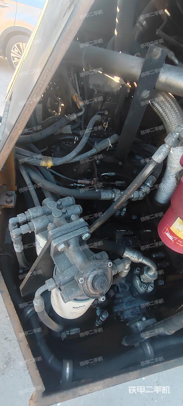 發(fā)動機右側(cè)全景（壓路機發(fā)動機艙）