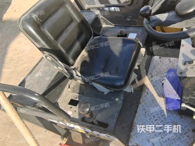 操作臺全景(壓路機(jī)駕駛室) 操作臺全景(壓路機(jī)駕駛室)
