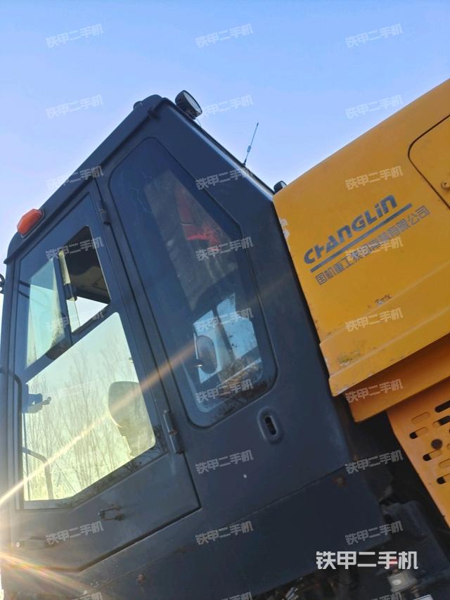 右側(cè)正面照（壓路機(jī)駕駛室）