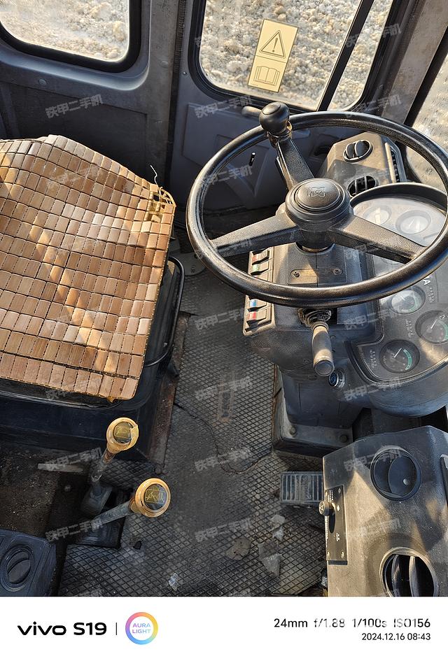 駕駛室操作臺(tái)(整機(jī)外觀及大件) 駕駛室操作臺(tái)(整機(jī)外觀及大件)