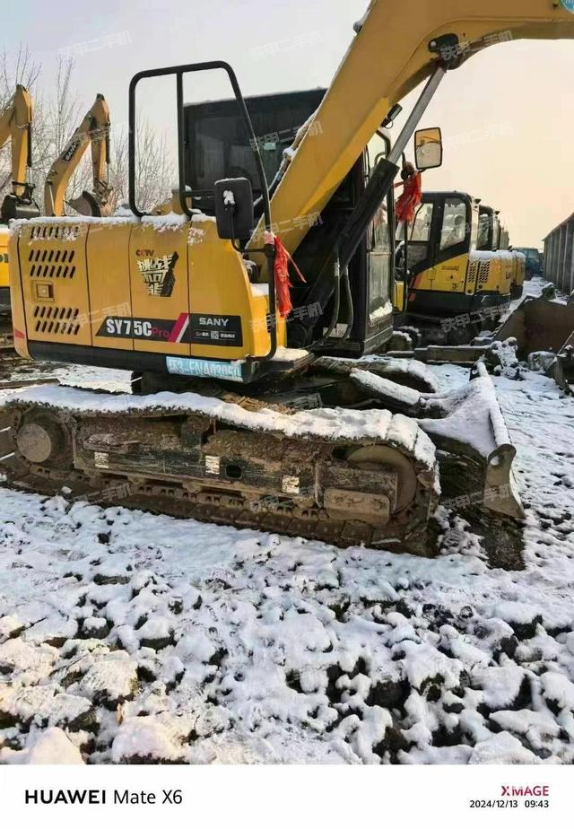 駕駛室頂部(整機(jī)外觀) 駕駛室頂部(整機(jī)外觀)