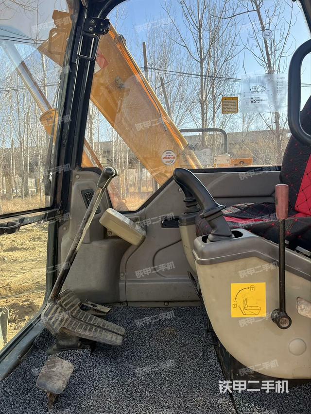 駕駛室頂部(整機外觀) 駕駛室頂部(整機外觀)