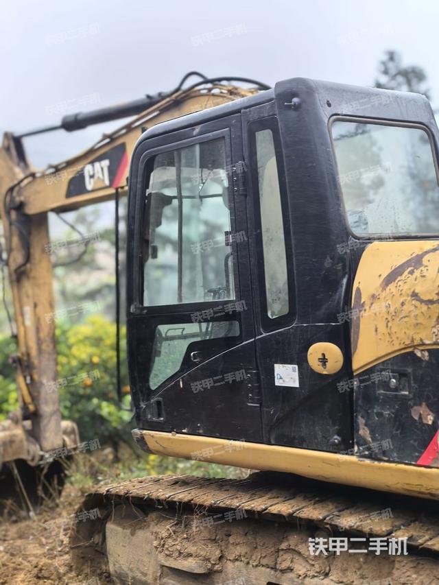 駕駛室整體(整機(jī)外觀) 駕駛室整體(整機(jī)外觀)