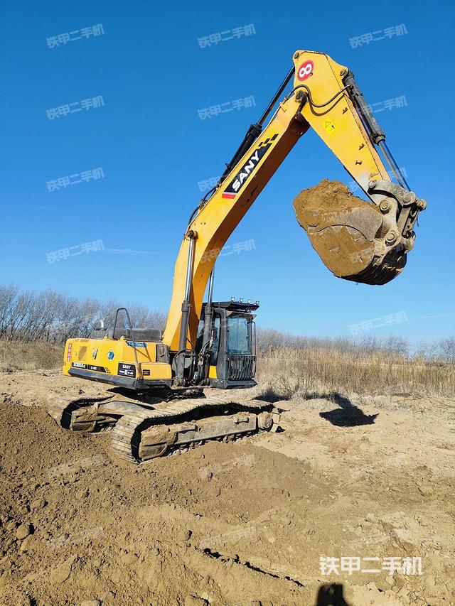 駕駛室頂部(整機(jī)外觀) 駕駛室頂部(整機(jī)外觀)