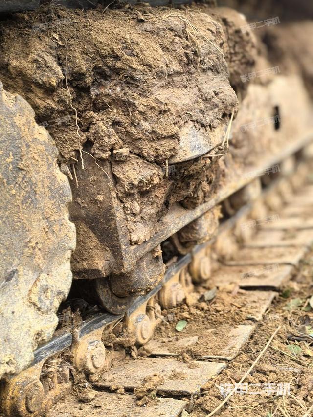 單側(cè)履帶整體(整機(jī)外觀) 單側(cè)履帶整體(整機(jī)外觀)