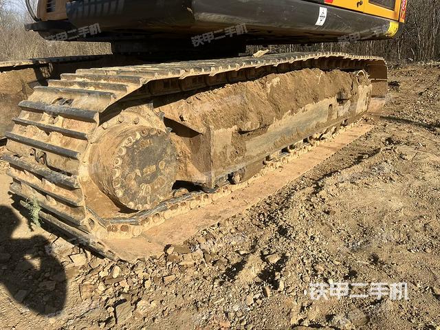 單側(cè)履帶整體(整機(jī)外觀) 單側(cè)履帶整體(整機(jī)外觀)